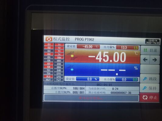 तापमान और आर्द्रता नियंत्रण के लिए पर्यावरण परीक्षण कक्ष में प्रवेश करें।